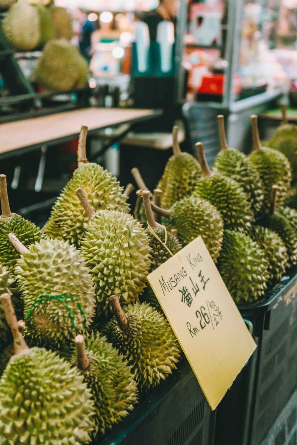 Foto van Theodore Nguyen A vibrant display of Musang King durians for sale at a market in Kuala Lumpur.